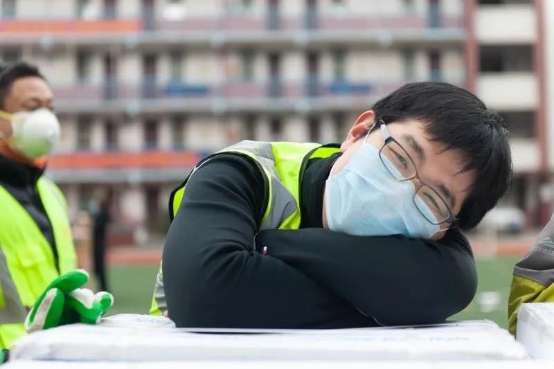 志愿者賈威：“累了，趴下歇會(huì)兒”